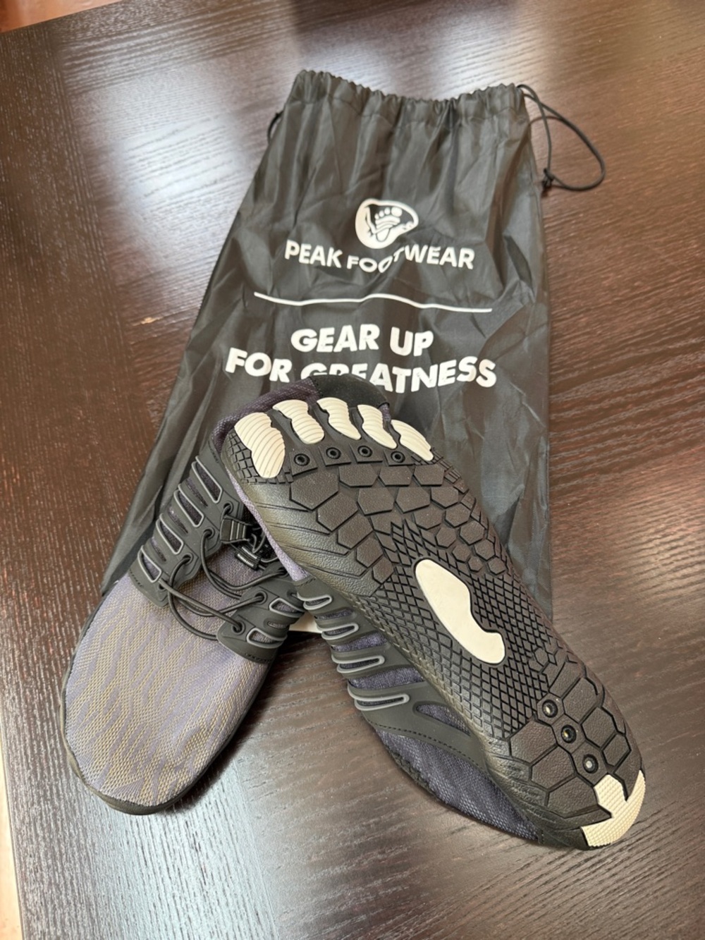 Men’s Black Minimalist Grip Sneakers